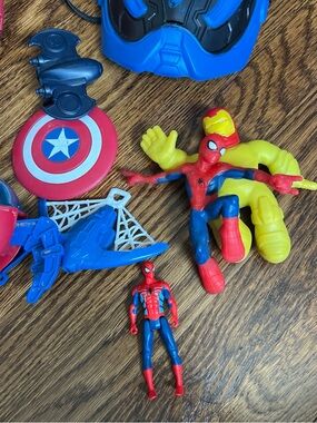 Marvel Spider-Man & Hero Accessory Playset - Red, Blue & Yellow